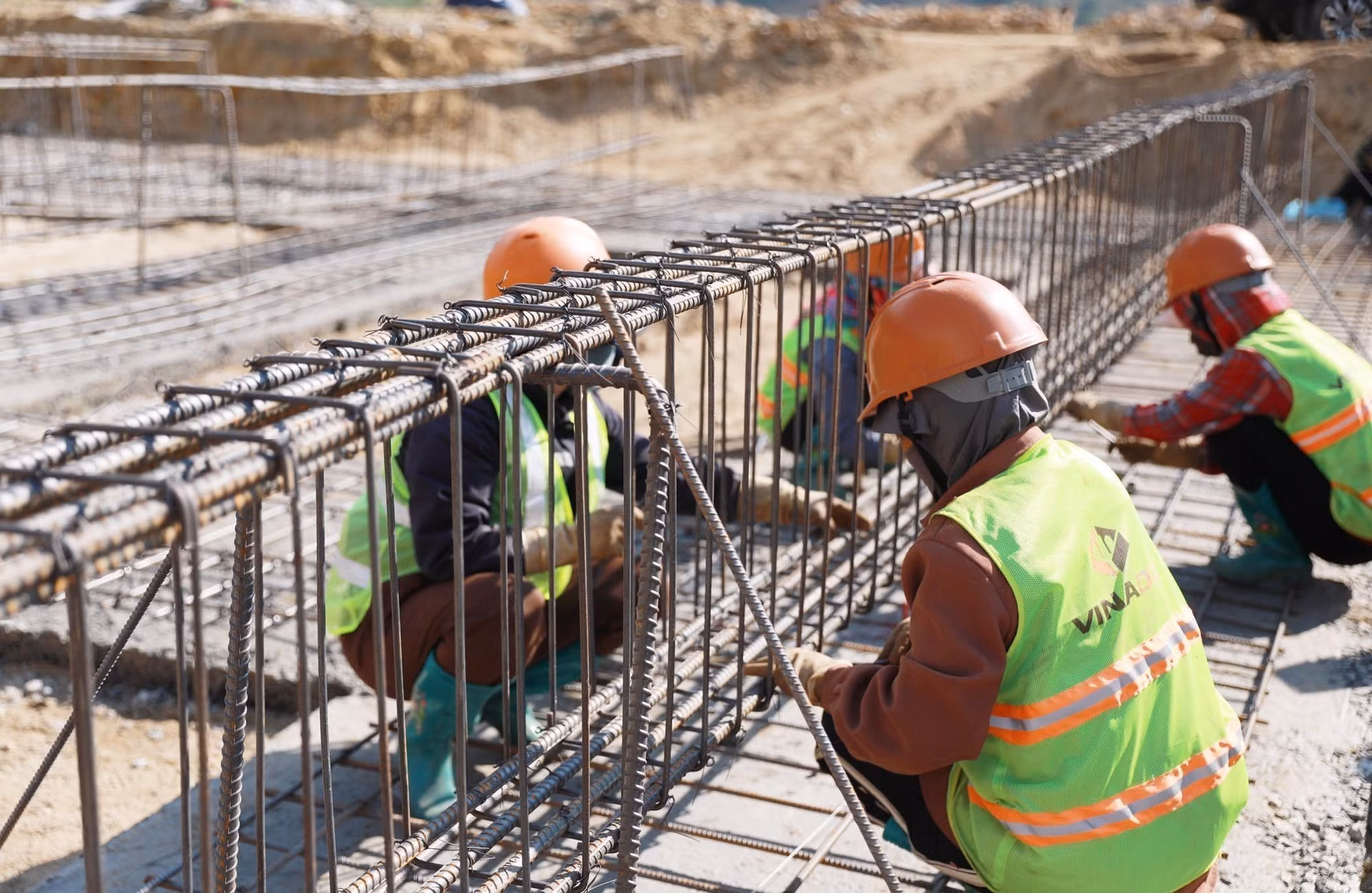 Đơn vị thi công tập trung nhân lực thi công xong móng Trường phổ thông nội trú liên cấp Tiểu học và Trung học cơ sở Sin Suối Hồ lên cốt 0 trước mùa mưa.