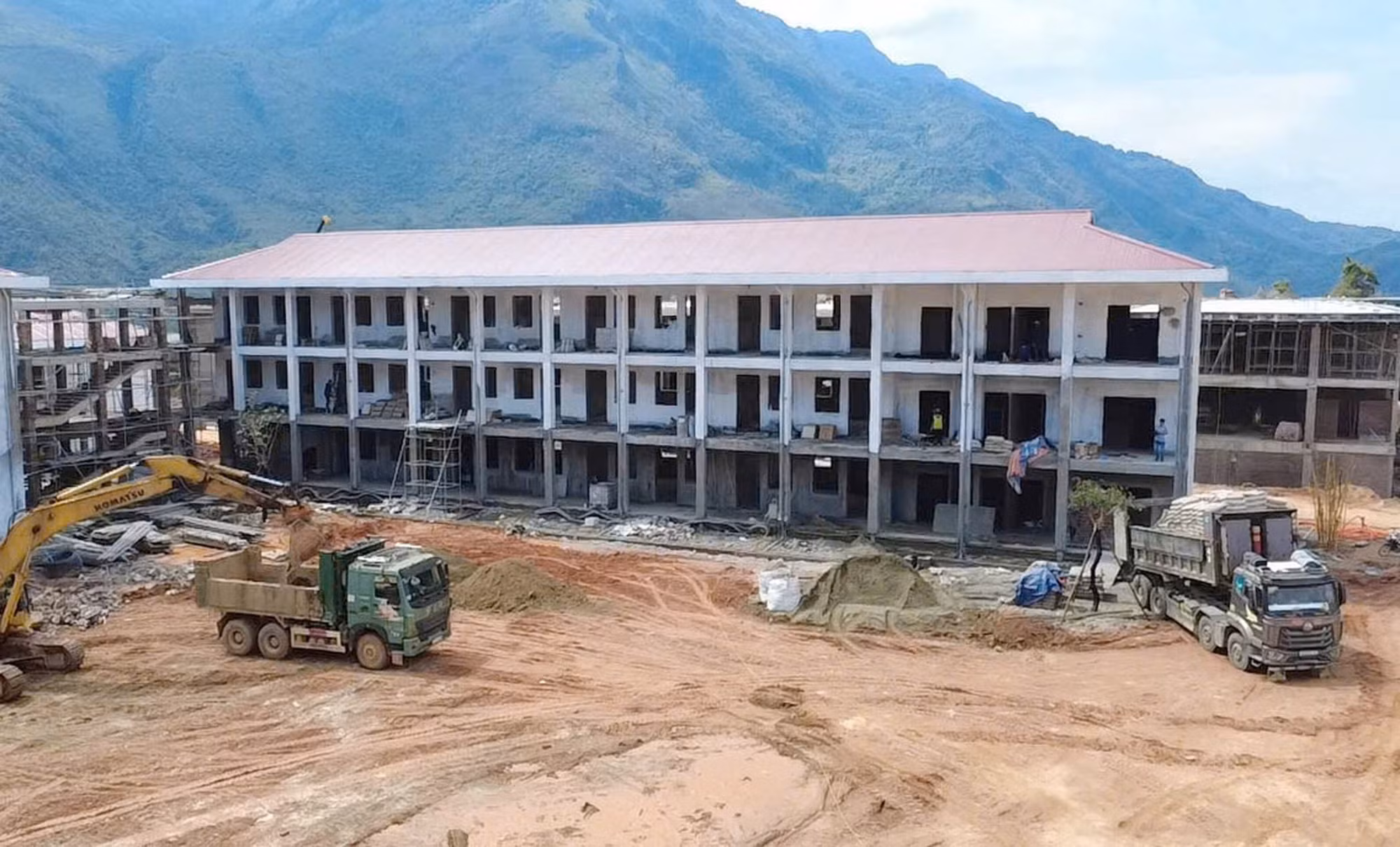 Đơn vị thi công đang gấp rút hoàn thiện các hạng mục của Trường Phổ thông nội trú liên cấp Tiểu học và Trung học cơ sở Pa Tần.