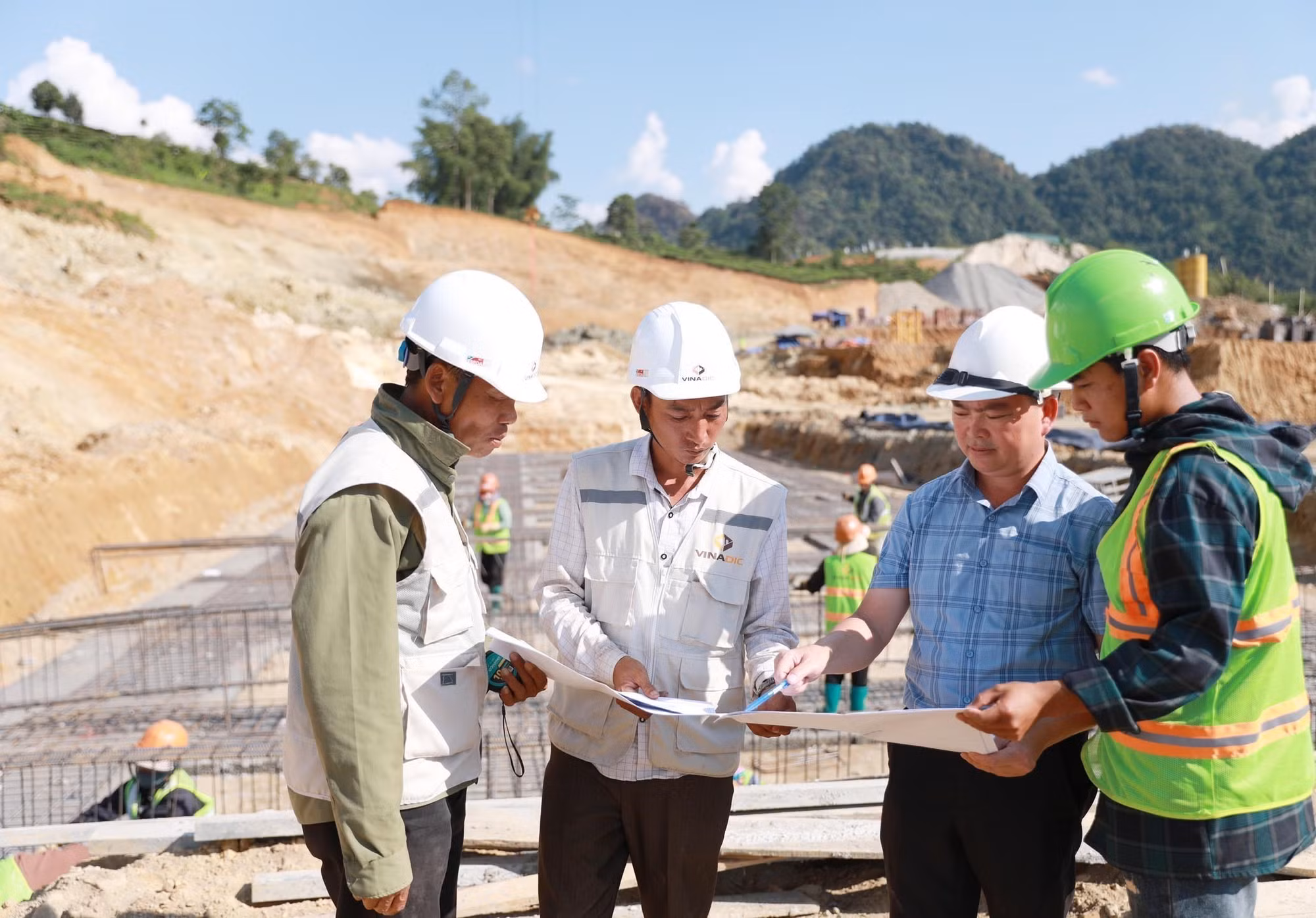 Đơn vị nhà thầu trao đổi việc thi công gấp rút các hạng mục Trường phổ thông nội trú liên cấp Tiểu học và Trung học cơ sở Sin Suối Hồ trước khi mùa mưa đến.