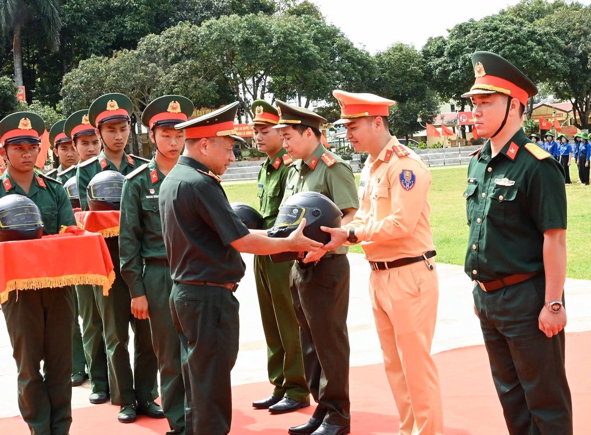 Lãnh đạo Tổng cục Chính trị Quân đội nhân dân Việt Nam và Ủy ban An toàn giao thông quốc gia trao tặng mũ bảo hiểm cho đại diện các lực lượng tham gia ngày hội.