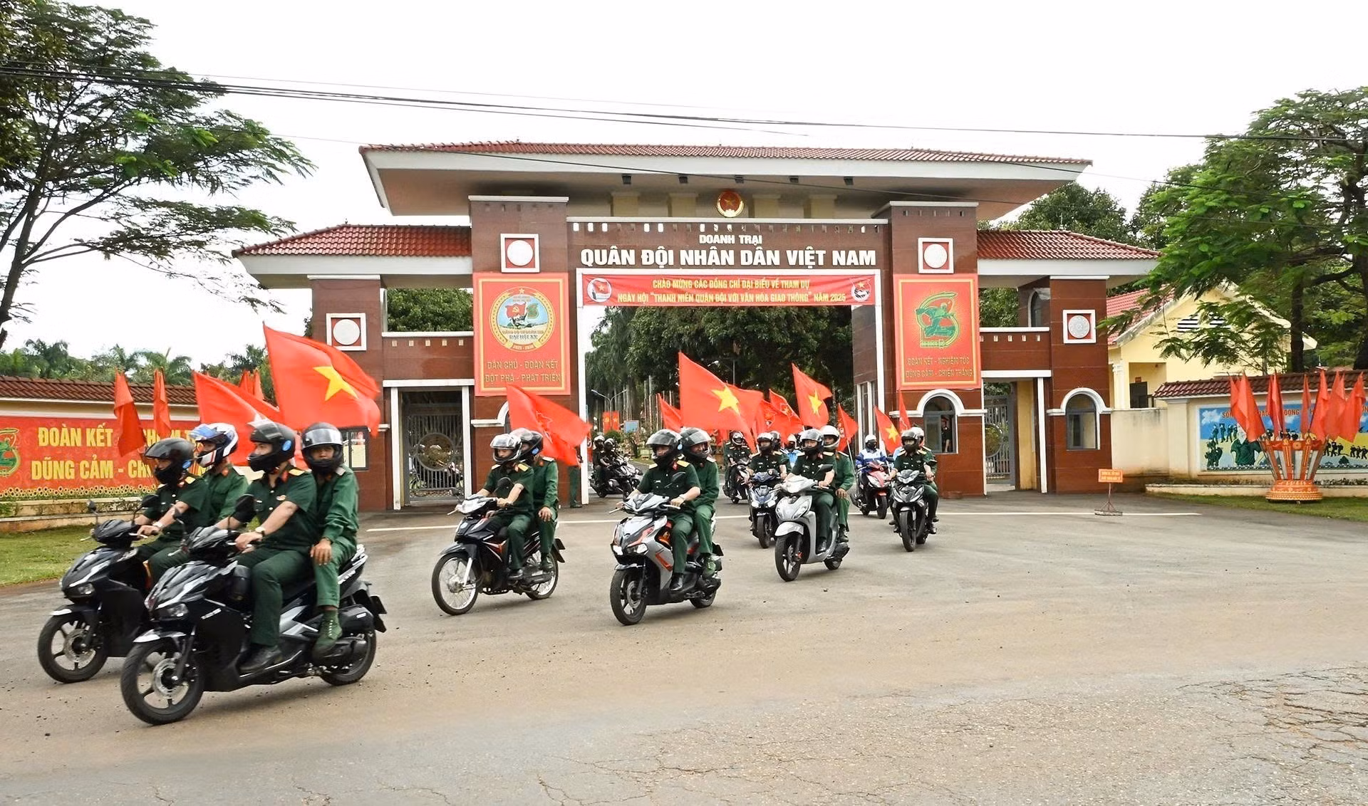 Cán bộ, đoàn viên thanh niên cùng các lực lượng tổ chức tuần hành, biểu dương lực lượng, tuyên truyền về Ngày hội “Thanh niên Quân đội với văn hóa giao thông” năm 2025 trên một số tuyến đường.