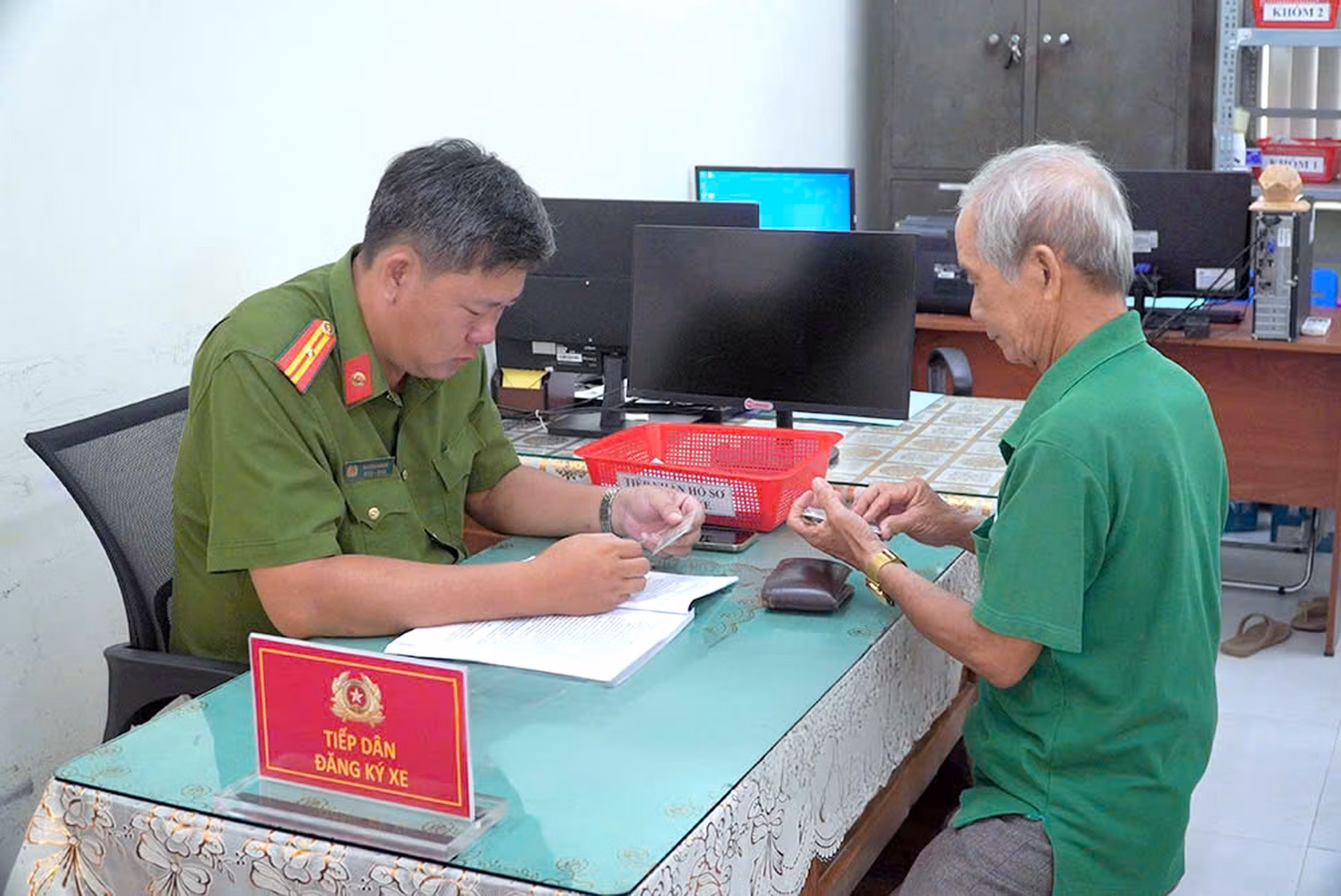 Người dân đến làm các thủ tục về đăng ký xe tại phường Tân Thành (tỉnh Cà Mau). Ảnh: Chanh Đa/TTXVN