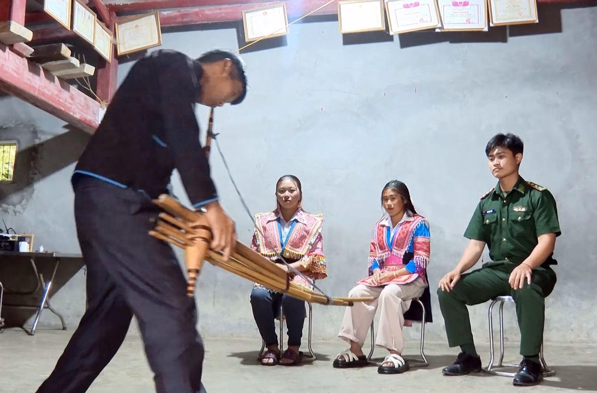 Ông Vàng A Chỉnh, người dân tộc Mông, là Trưởng bản kiêm người có uy tín bản Ngài Thầu (xã Sì Lở Lầu) còn là người gìn giữ những văn hóa mang đậm bản sắc của dân tộc mình.