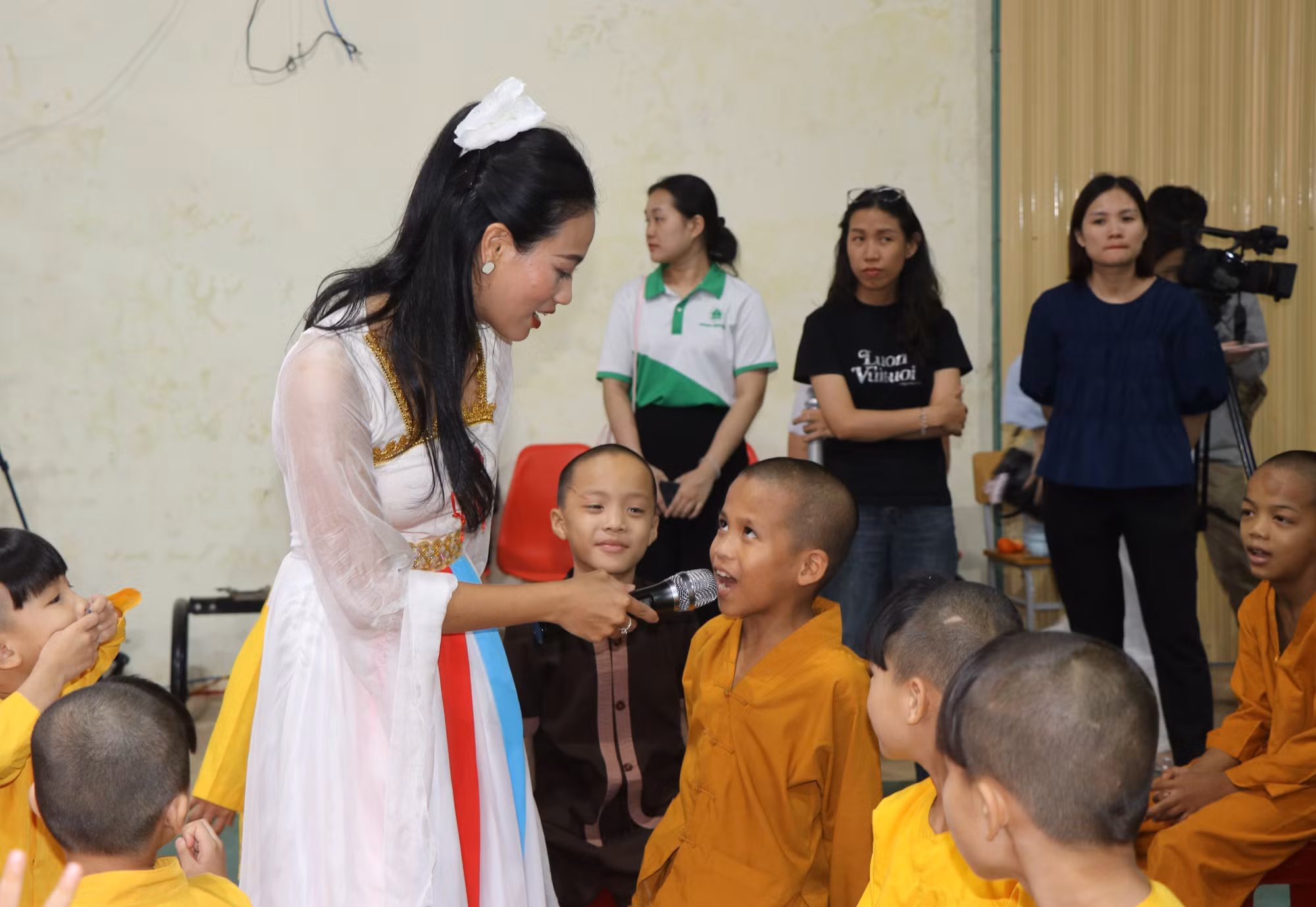 Trẻ em tại Trung tâm Bảo trợ xã hội Chùa Bửu Thắng II hào hứng tham gia trò chơi đố vui có thưởng.