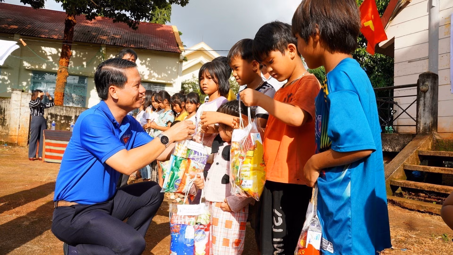 Tỉnh đoàn, Hội đồng Đội tỉnh Đắk Lắk tặng nhiều phần quà Trung thu cho trẻ em tại Buôn Ayun, xã Ea Kiết (tỉnh Đắk Lắk). Ảnh: CTV/TTXVN phát
