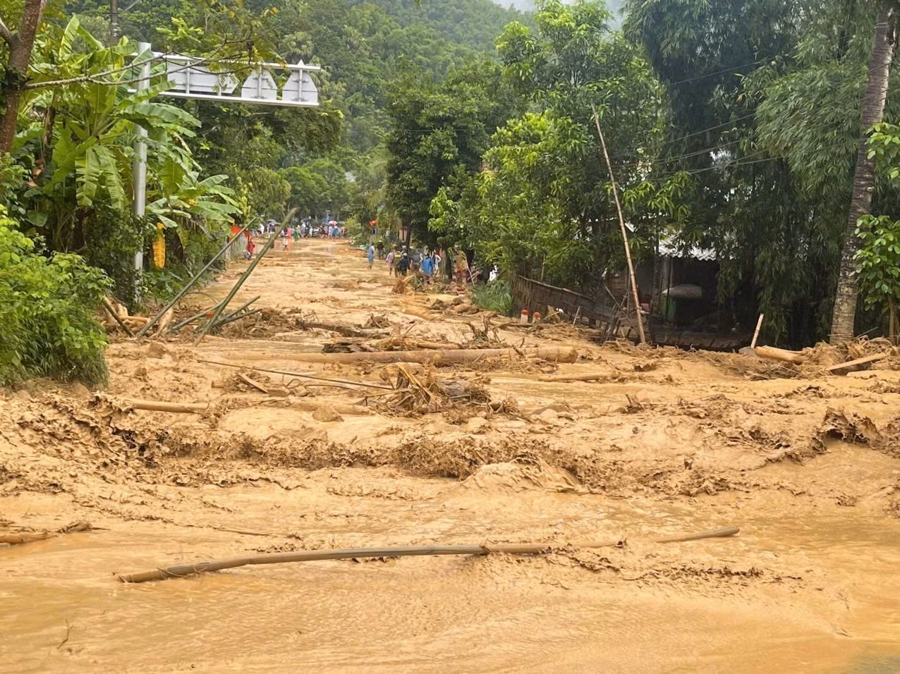 Do ảnh hưởng của bão số 5, mực nước tại sông Luồng và các suối dâng cao gây lũ quét tại bản Xa Mang, xã Sơn Điện, Thanh Hóa. Ảnh: TTXVN phát