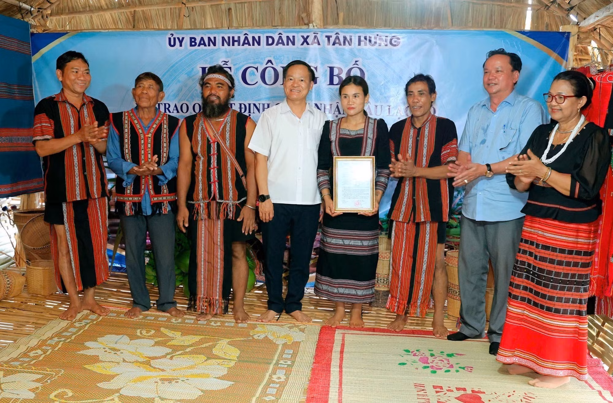 Bí thư Đảng ủy xã Tân Hưng Mạc Đình Huấn trao Quyết định công nhận Câu lạc bộ Văn hóa truyền thống S’tiêng Tân Hưng. Ảnh: TTXVN phát
