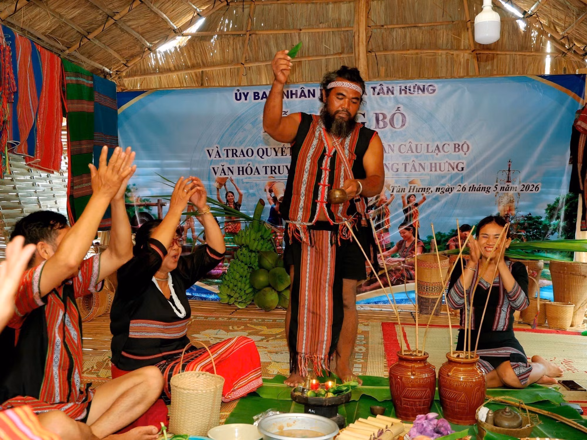 Nghi thức chào mừng trong buổi lễ công bố công nhận Câu lạc bộ Văn hóa truyền thống S’tiêng Tân Hưng. Ảnh: TTXVN phát