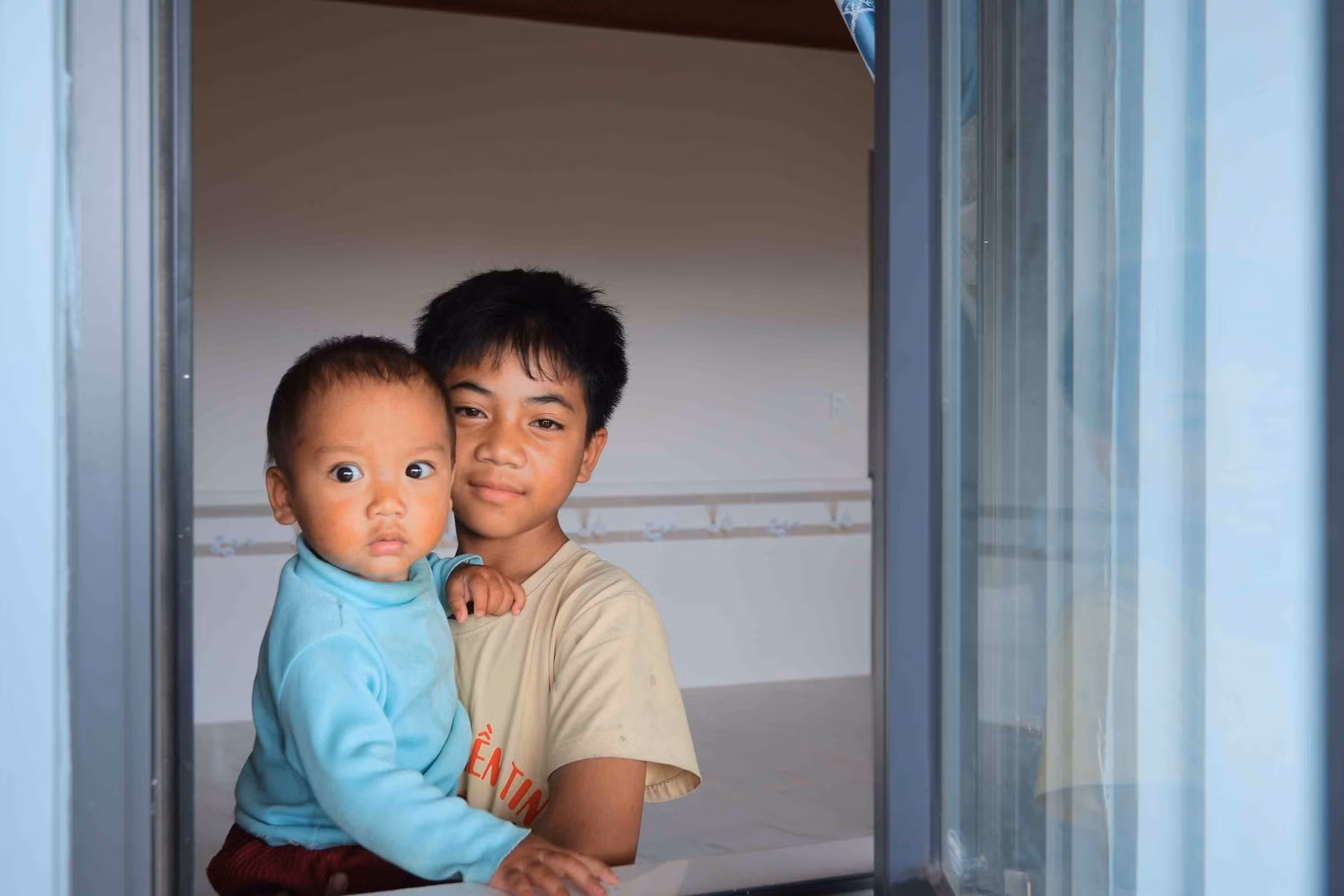 Các con anh KLong Ha Juil (thôn 1, xã Đạ Sar, Lạc Dương) trong căn nhà vừa được hỗ trợ xây mới. Ảnh: Hoàng Hiếu/TTXVN