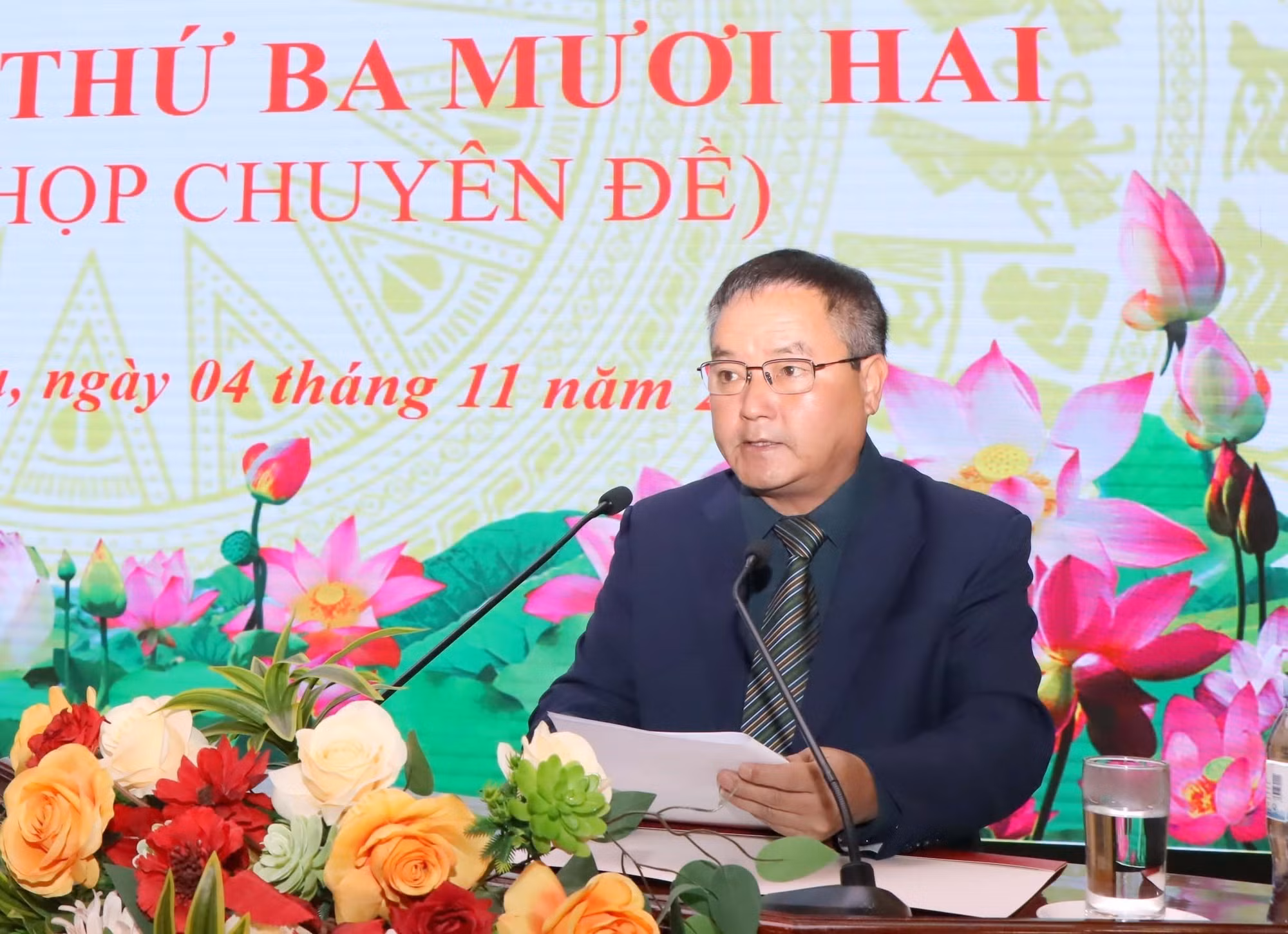 Phó Chủ tịch UBND tỉnh Lai Châu Giàng A Tính trình bày dự thảo tờ trình tại Kỳ họp. Ảnh: Quý Trung/TTXVN