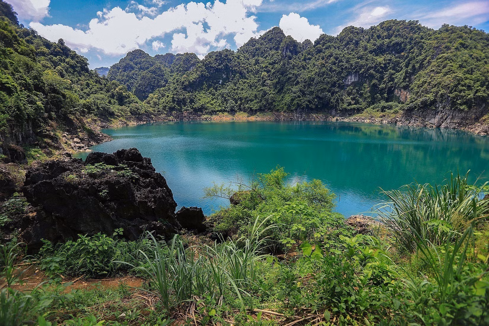 Hồ Mắt Ngọc vẫn còn hoang sơ, không ồn ào dịch vụ, dành cho những ai muốn hòa mình vào thiên nhiên hoặc đơn giản chỉ để thả lỏng tâm trí.