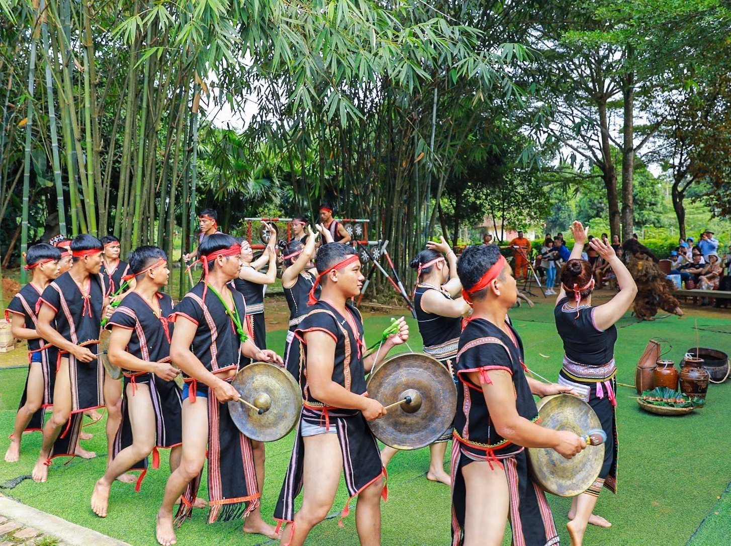 Lễ cúng giọt nước thể hiện tính gắn kết cộng đồng của đồng bào Ba Na cùng với ước vọng đón chờ một mùa vụ mới thuận lợi, bội thu.