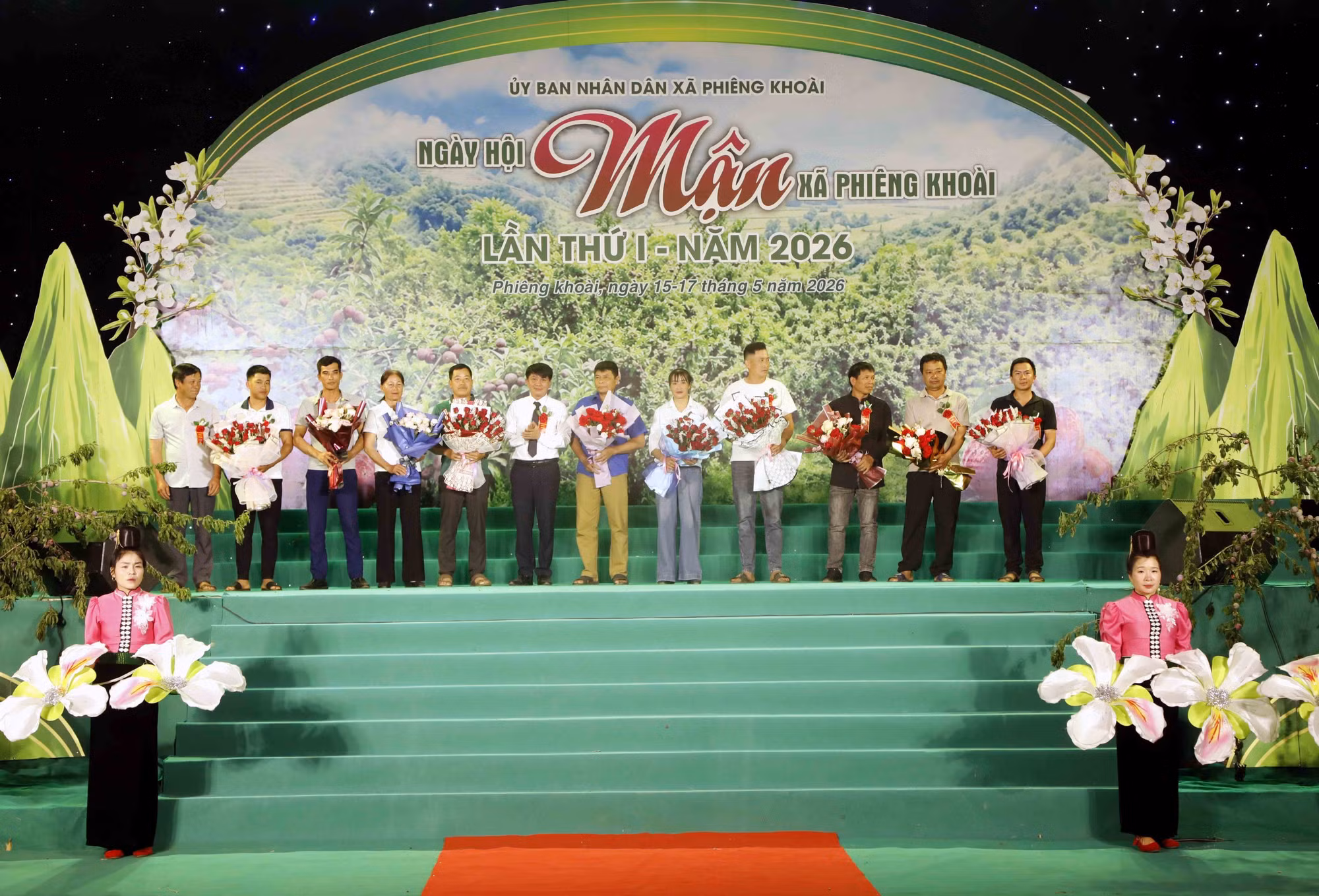 Lãnh đạo xã Phiêng Khoài tặng hoa tri ân người trồng mận trên địa bàn xã.