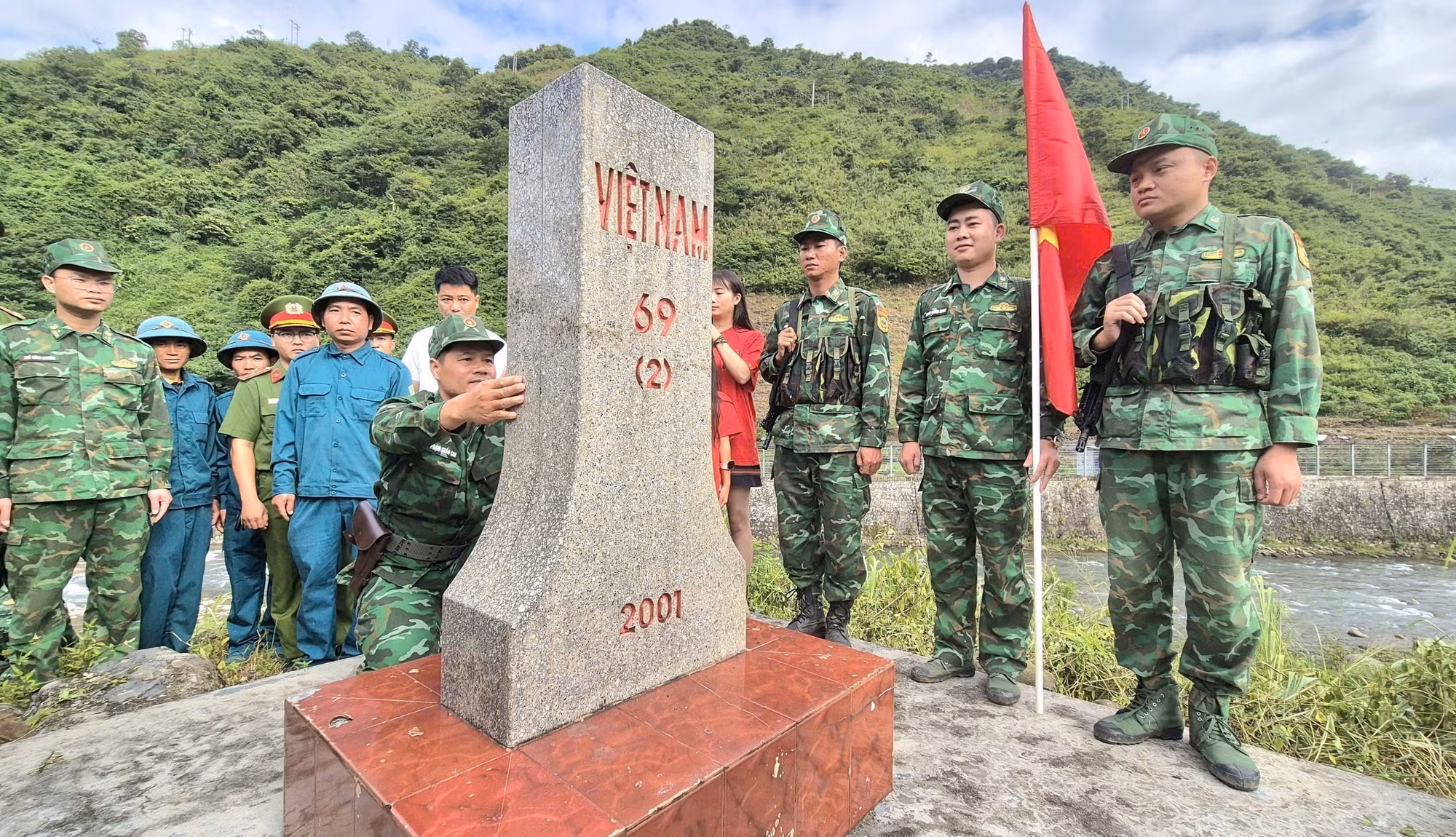 Là tỉnh biên giới với hơn 265 km đường biên tiếp giáp Trung Quốc, Lai Châu luôn xác định giữ vững chủ quyền, an ninh biên giới là trách nhiệm chung của cả hệ thống chính trị và mỗi người dân. Ảnh: TTXVN phát