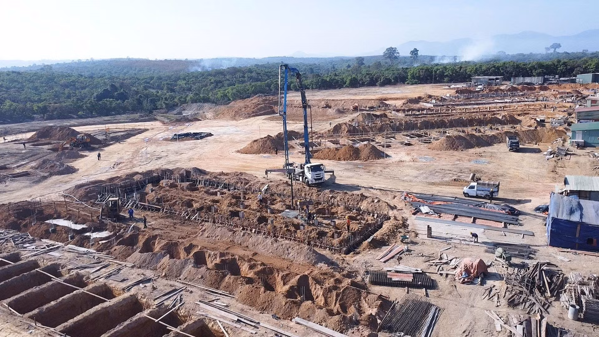 Toàn cảnh công trường thi công điểm trường xã Ia Púch, tỉnh Gia Lai.