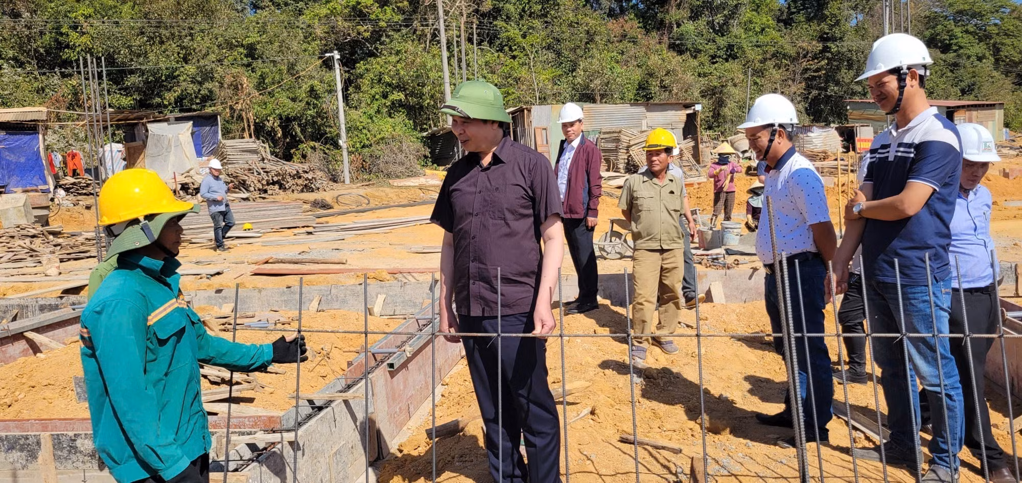 Lãnh đạo tỉnh Gia Lai thăm hỏi, động viên công nhân tham gia thi công điểm trường xã Ia Púch.