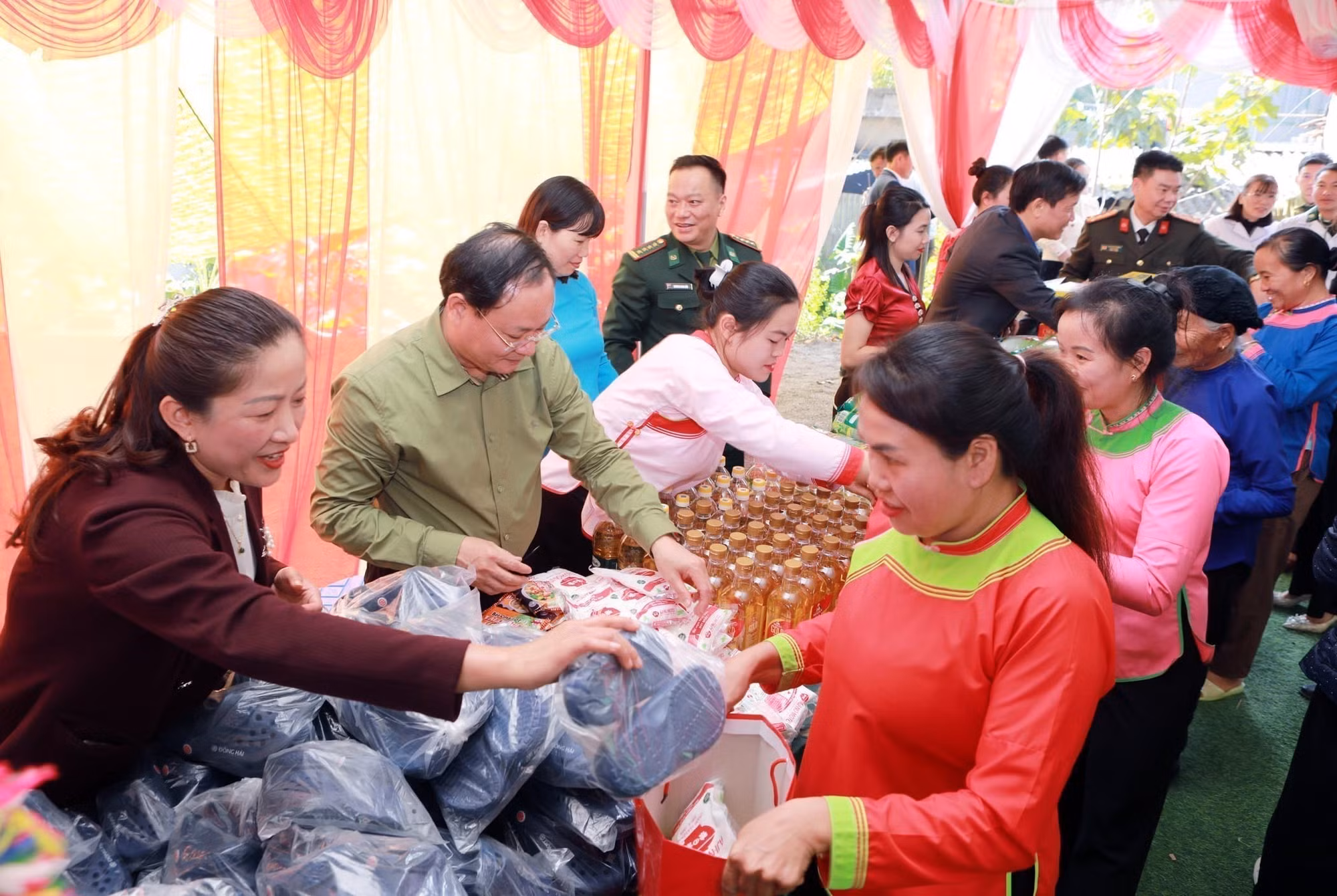 Ủy viên Trung ương Đảng, Bí thư Tỉnh ủy Lai Châu Lê Minh Ngân trao quà Tết tại gian hàng 0 đồng cho người dân bản Nà Vàng.
