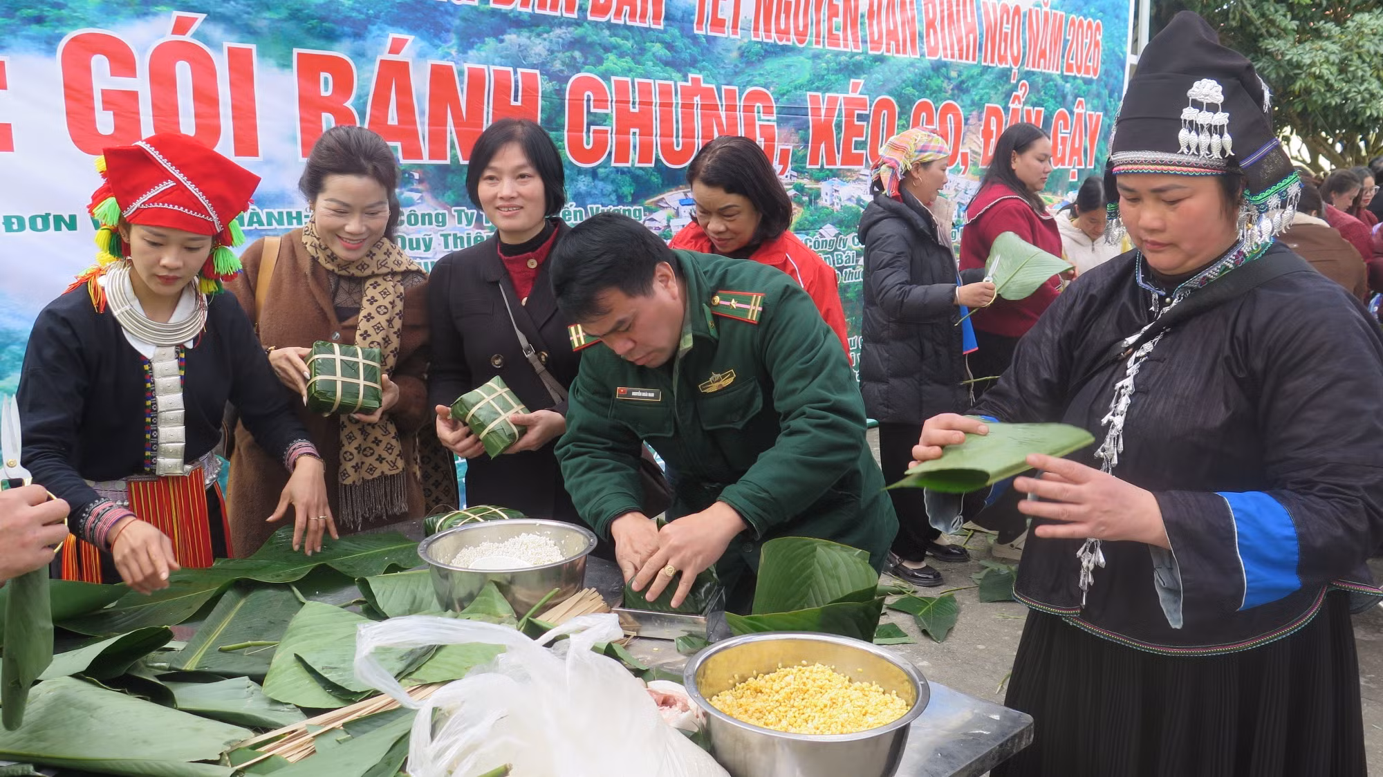 Quân, dân Pha Long tham gia thi gói bánh chưng Tết.