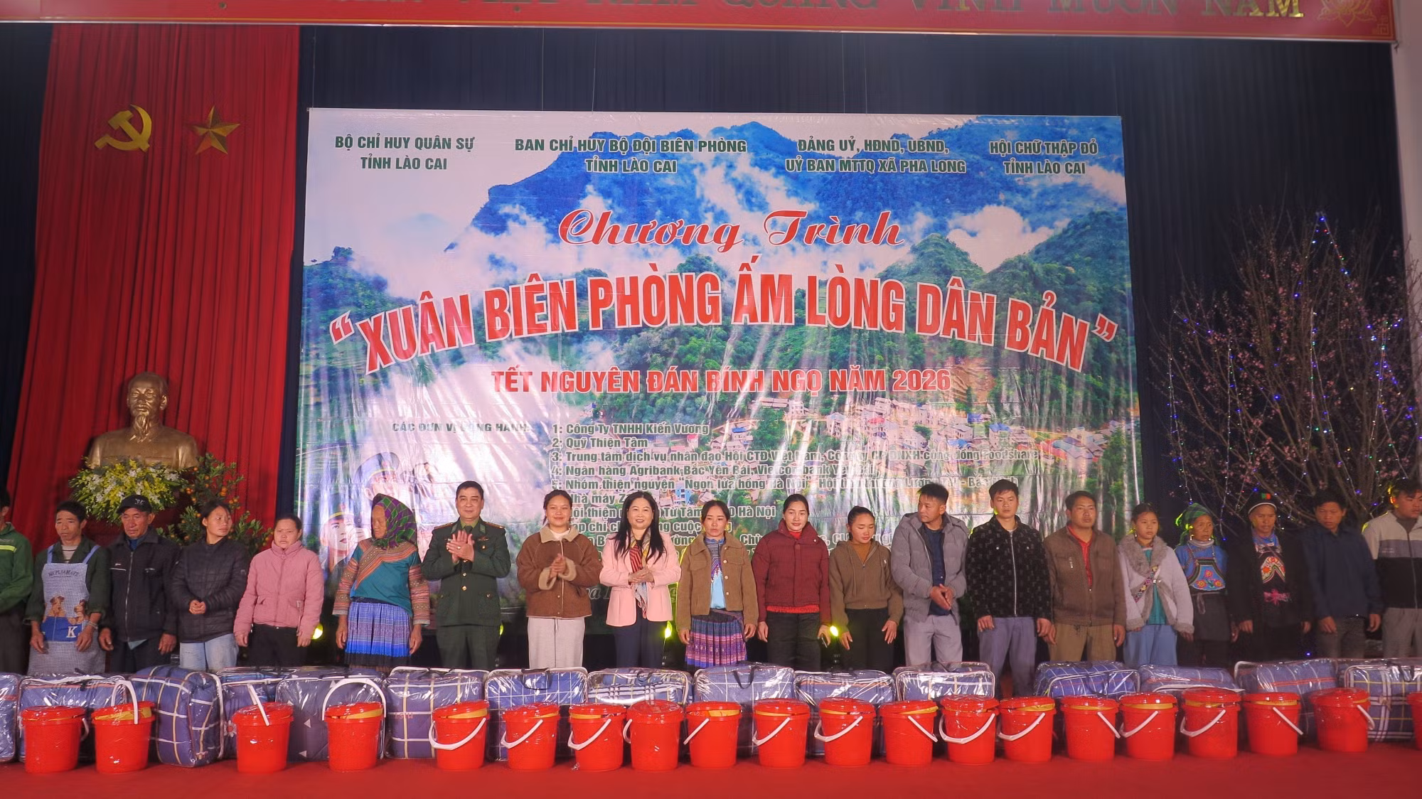Trao quà Tết cho các gia đình có hoàn cảnh khó khăn.