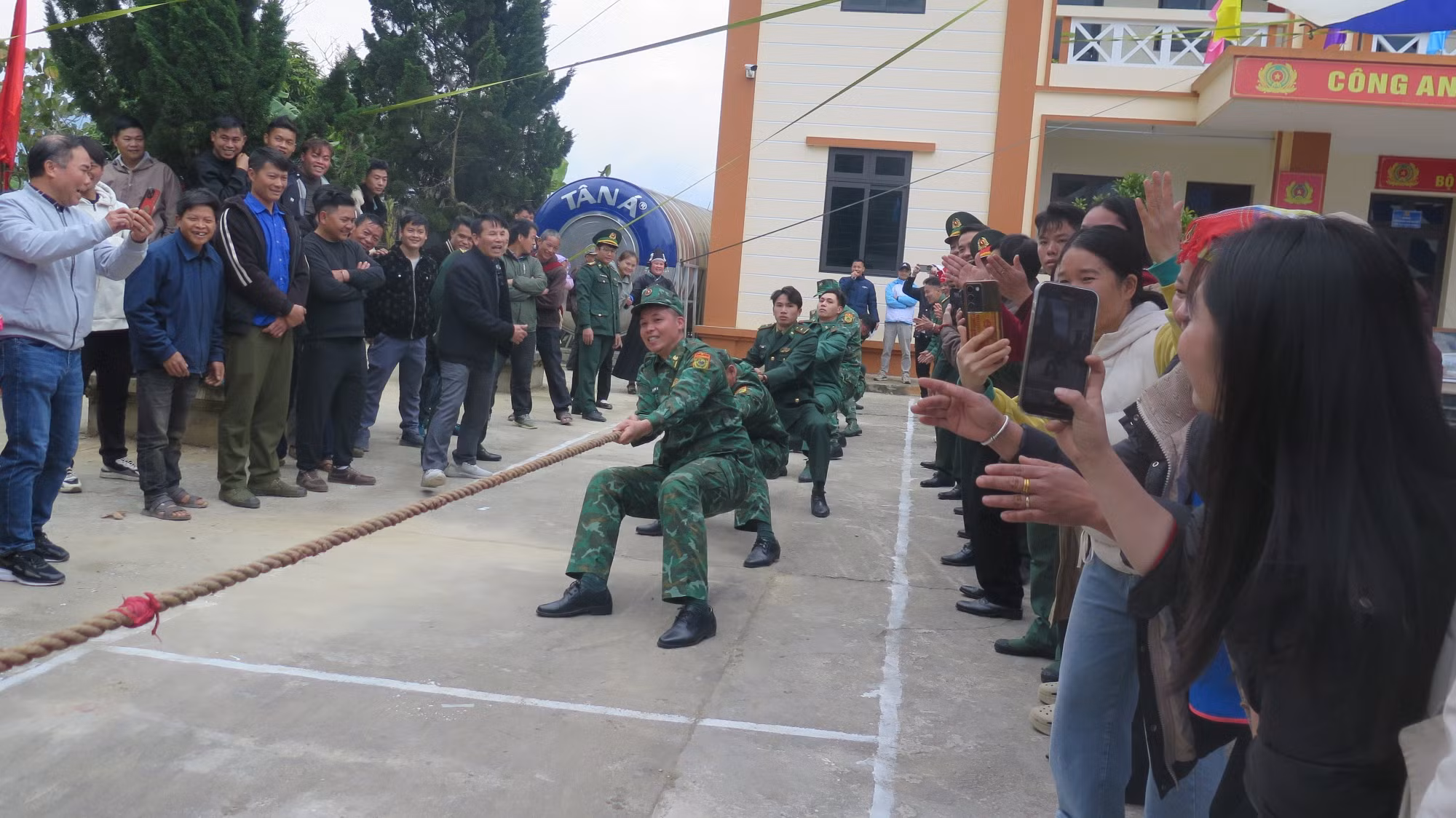 Quân, dân Pha Long tham gia thi kéo co.