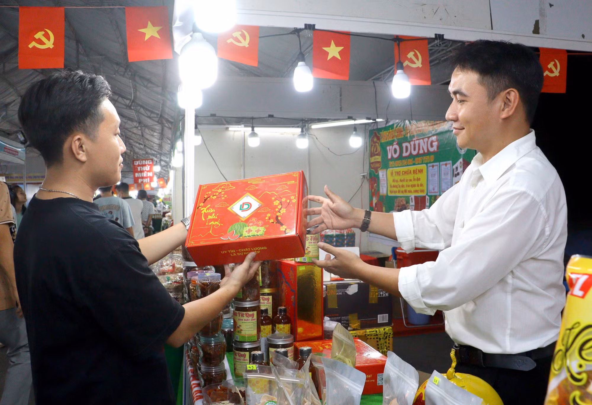 Người dân mua sắm sản phẩm OCOP tại Hội chợ Xúc tiến Thương mại và Du lịch tỉnh Vĩnh Long.