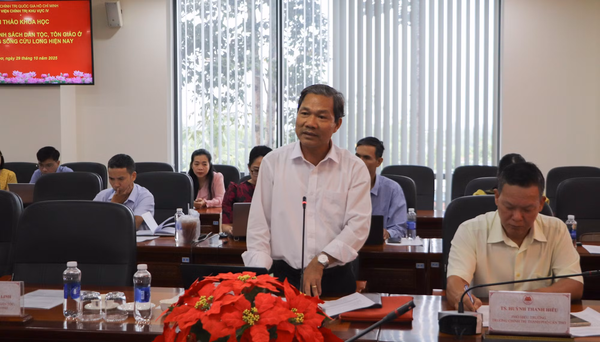 Đại biểu thảo luận tại hội thảo.
