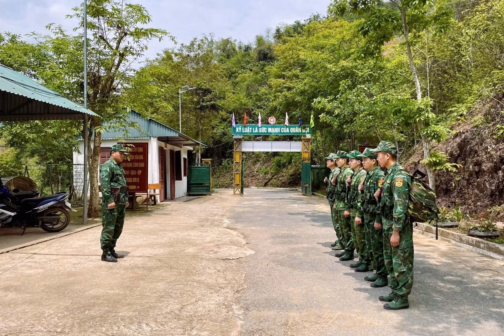 Trong dịp nghỉ lễ 30/4 và 1/5, Đồn Biên phòng Mỹ Lý tăng cường tuần tra, kiểm soát trên toàn tuyến biên giới được giao quản lý nhằm bảo đảm an ninh trật tự, giữ vững chủ quyền an ninh biên giới quốc gia. Ảnh: TTXVN phát