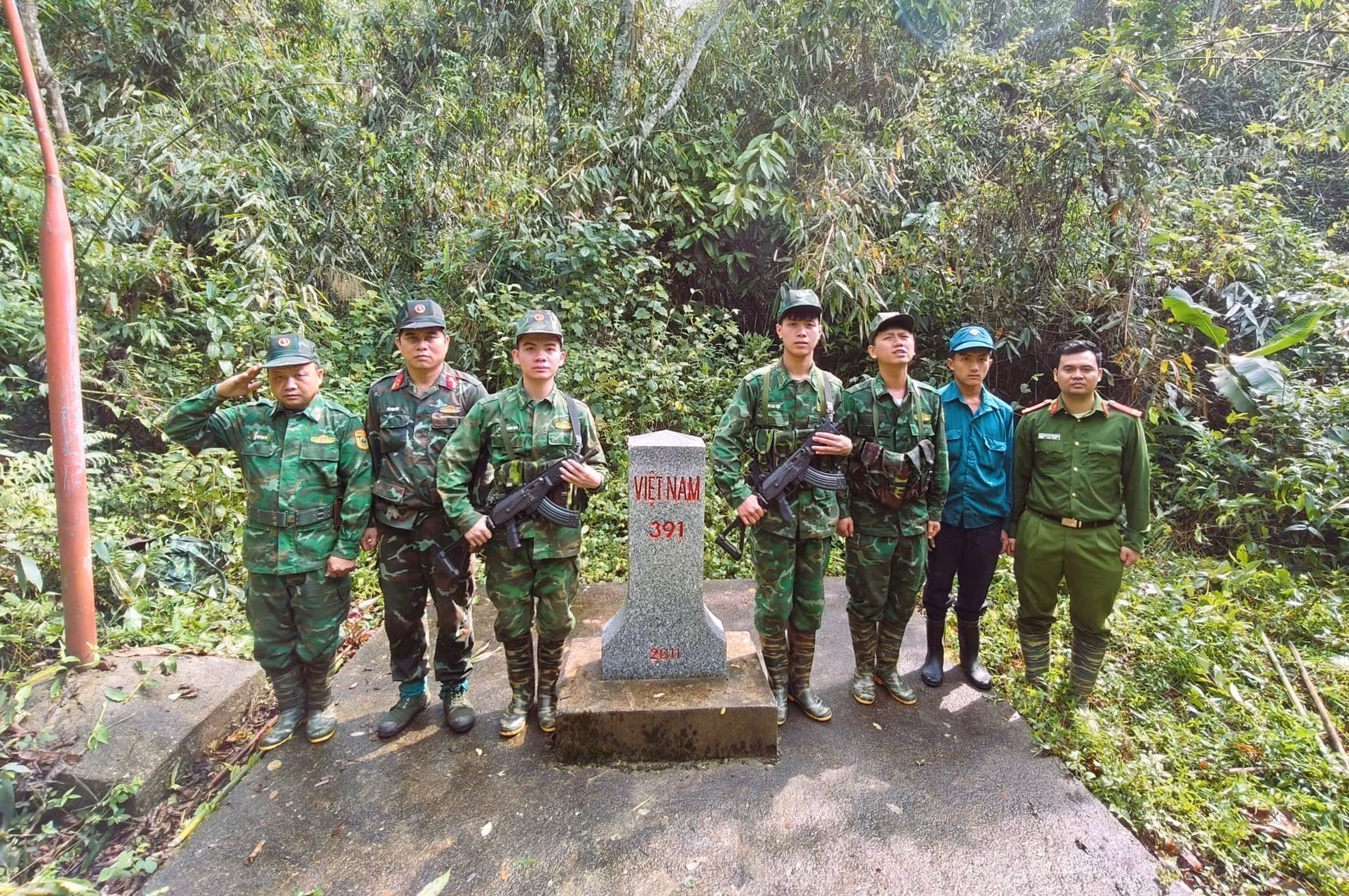 Tổ công tác của Đồn Biên phòng Mỹ Lý kiểm tra, kiểm soát tại khu vực Mốc biên giới giáp Lào. Ảnh: TTXVN phát