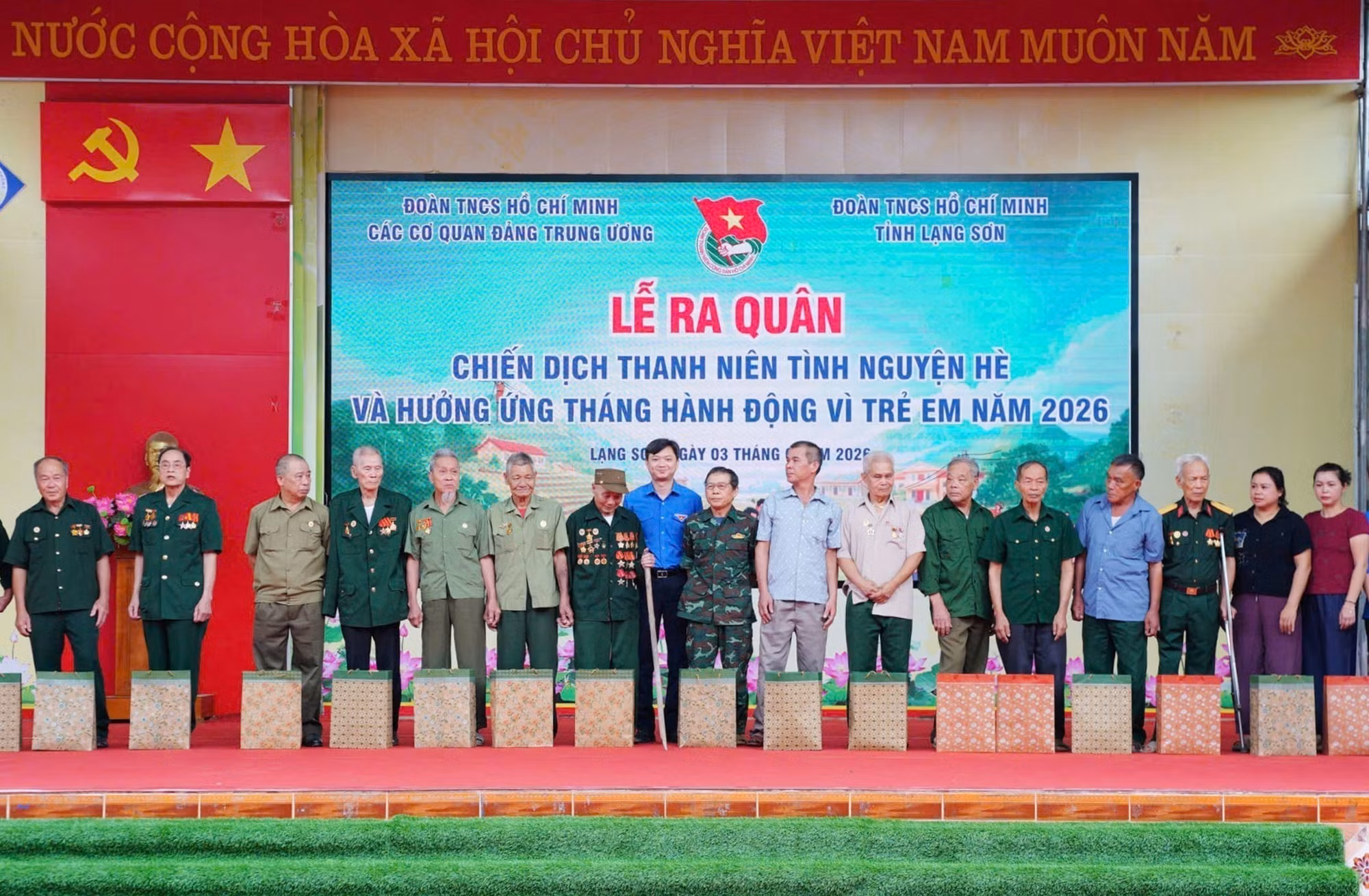 Tỉnh đoàn Lạng Sơn phối hợp với Đoàn các cơ quan Đảng Trung ương trao 40 quà cho thương binh, bệnh binh và gia đình có hoàn cảnh khó khăn trên địa bàn xã Thất Khê, tỉnh Lạng Sơn tại Lễ ra quân Chiến dịch Thanh niên tình nguyện hè 2026. Ảnh: TTXVN phát