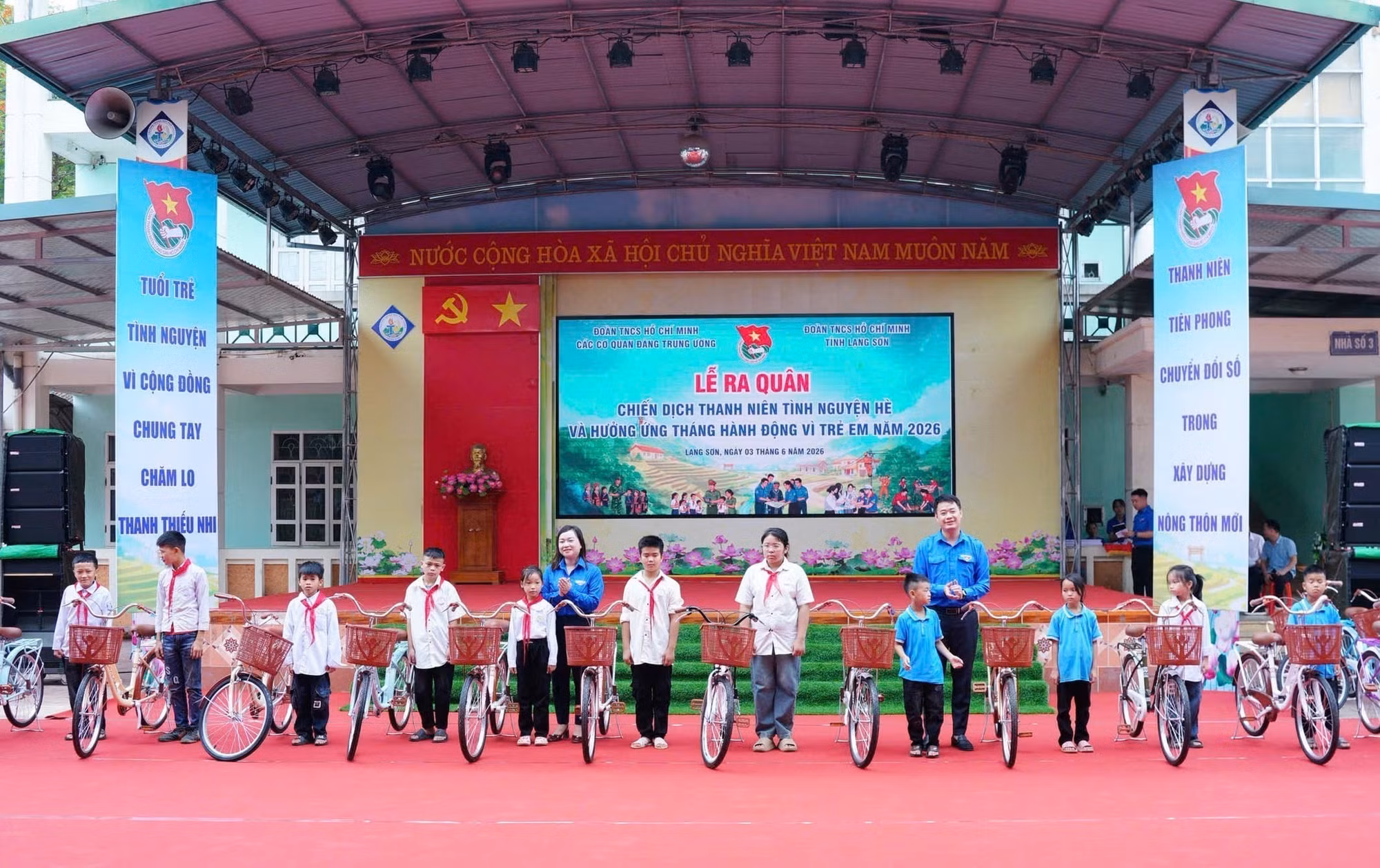 Tỉnh đoàn Lạng Sơn phối hợp với Đoàn các cơ quan Đảng Trung ương trao 30 xe đạp cho học sinh, thanh thiếu nhi có hoàn cảnh khó khăn tại các xã Kháng Chiến, Quốc Việt. Ảnh: TTXVN phát