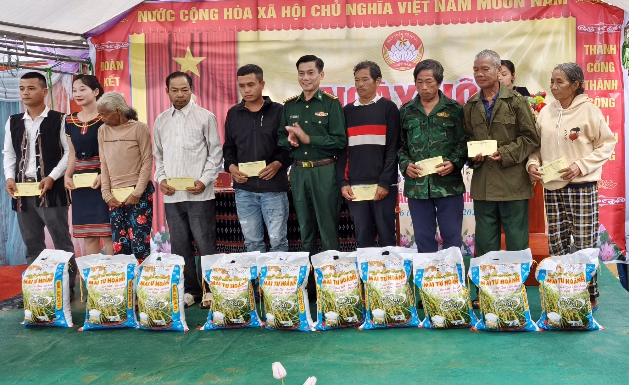 Đại tá Hoàng Văn Mẫn, Chính ủy Bộ đội Biên phòng thành phố Đà Nẵng tặng quà cho người dân có hoàn cảnh khó khăn xã Đắc Pring. Ảnh: Quốc Dũng/TTXVN