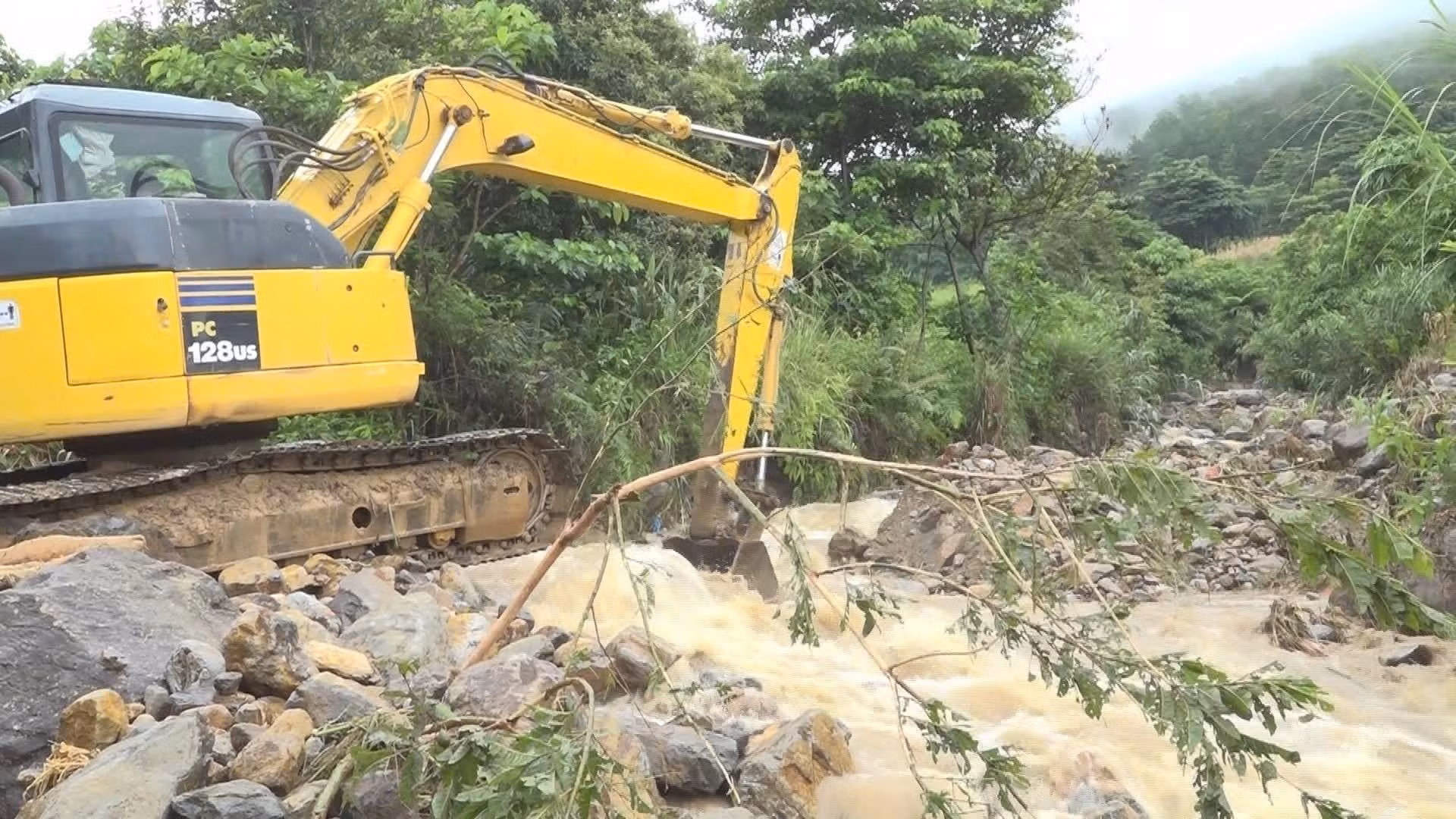 UBND xã Bình Lư chỉ đạo các lực lượng hót nắn dòng khe sạt, tránh hướng dòng chảy vào khu dân cư. Ảnh: TTXVN phát
