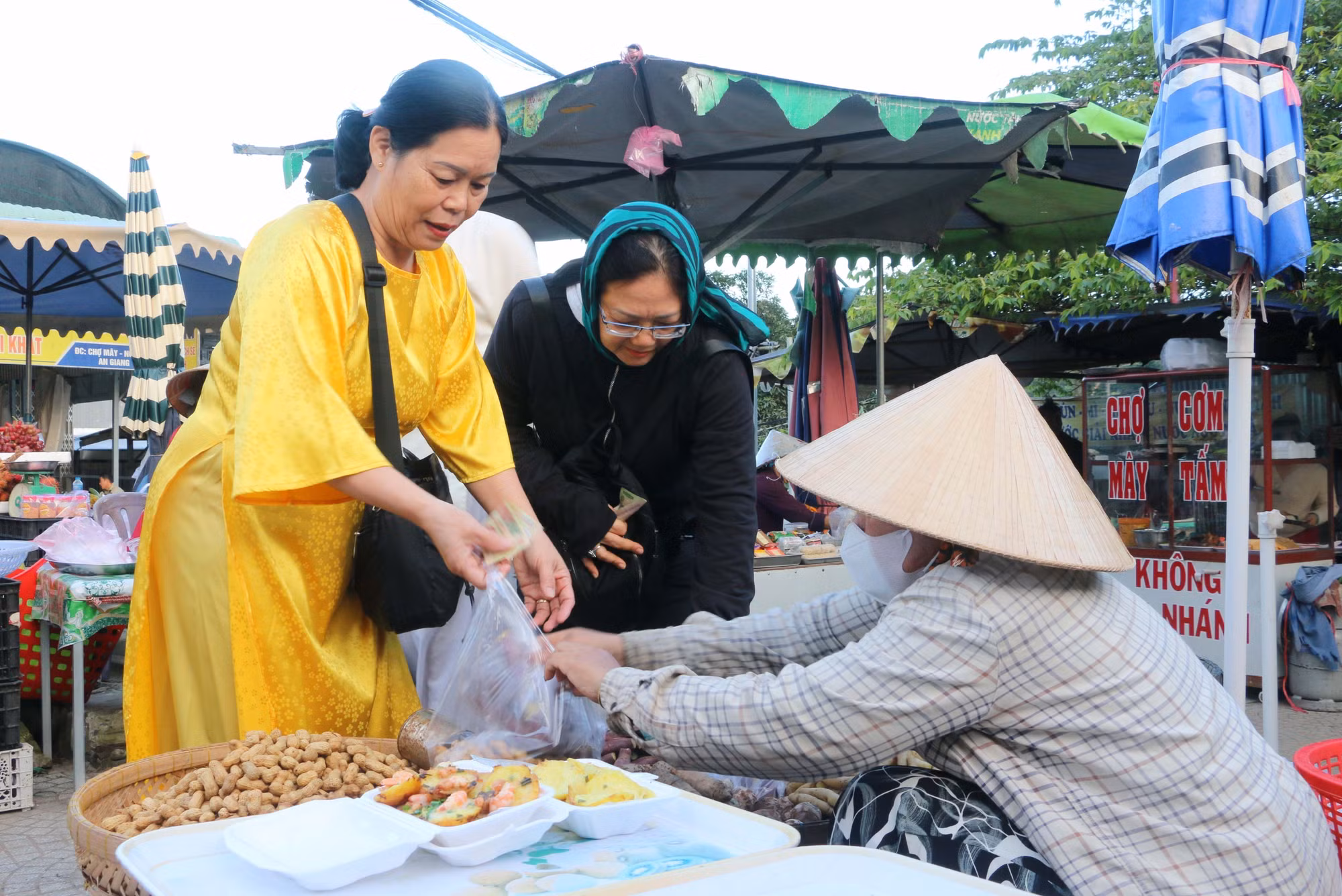 Du khách mua đặc sản ở chợ Mây.
