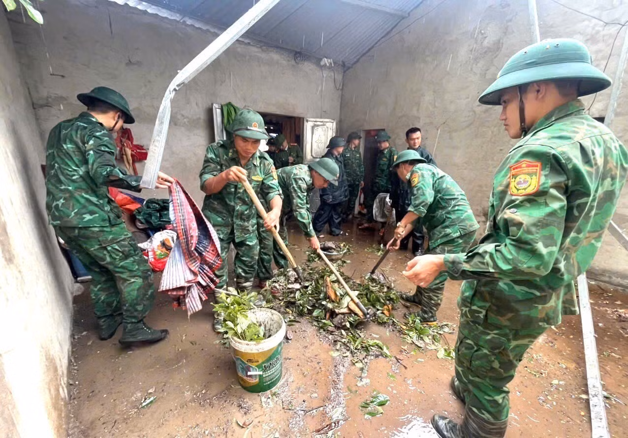 Đồn Biên phòng Dào San (Bộ đội Biên phòng tỉnh Lai Châu) giúp dân khắc phục hậu quả do mưa lốc gây ra. Ảnh: TTXVN phát