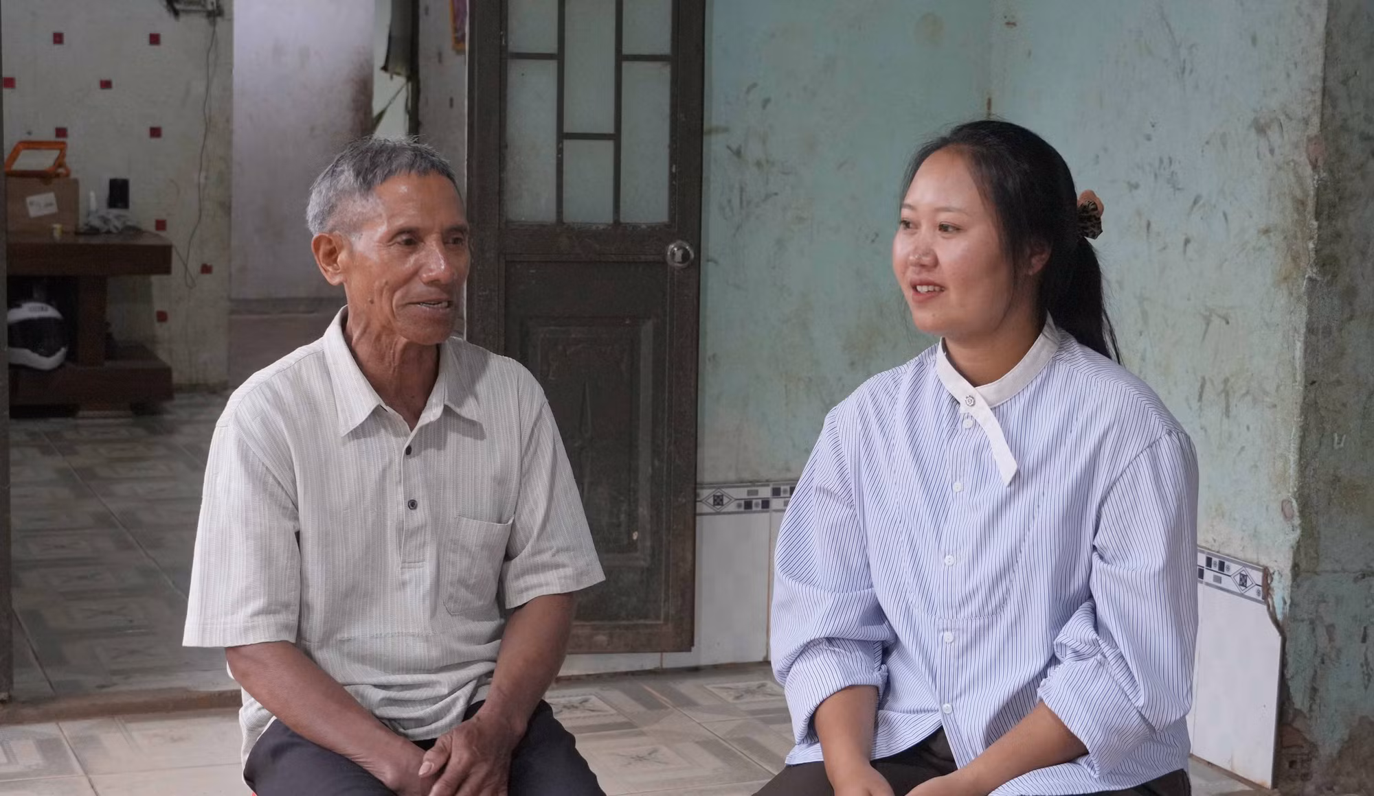 Chị Y Dứa (sinh năm 2000), Trưởng thôn Đăk BLái, xã Dục Nông đến học hỏi kinh nghiệm từ già làng Đăk BLái.
