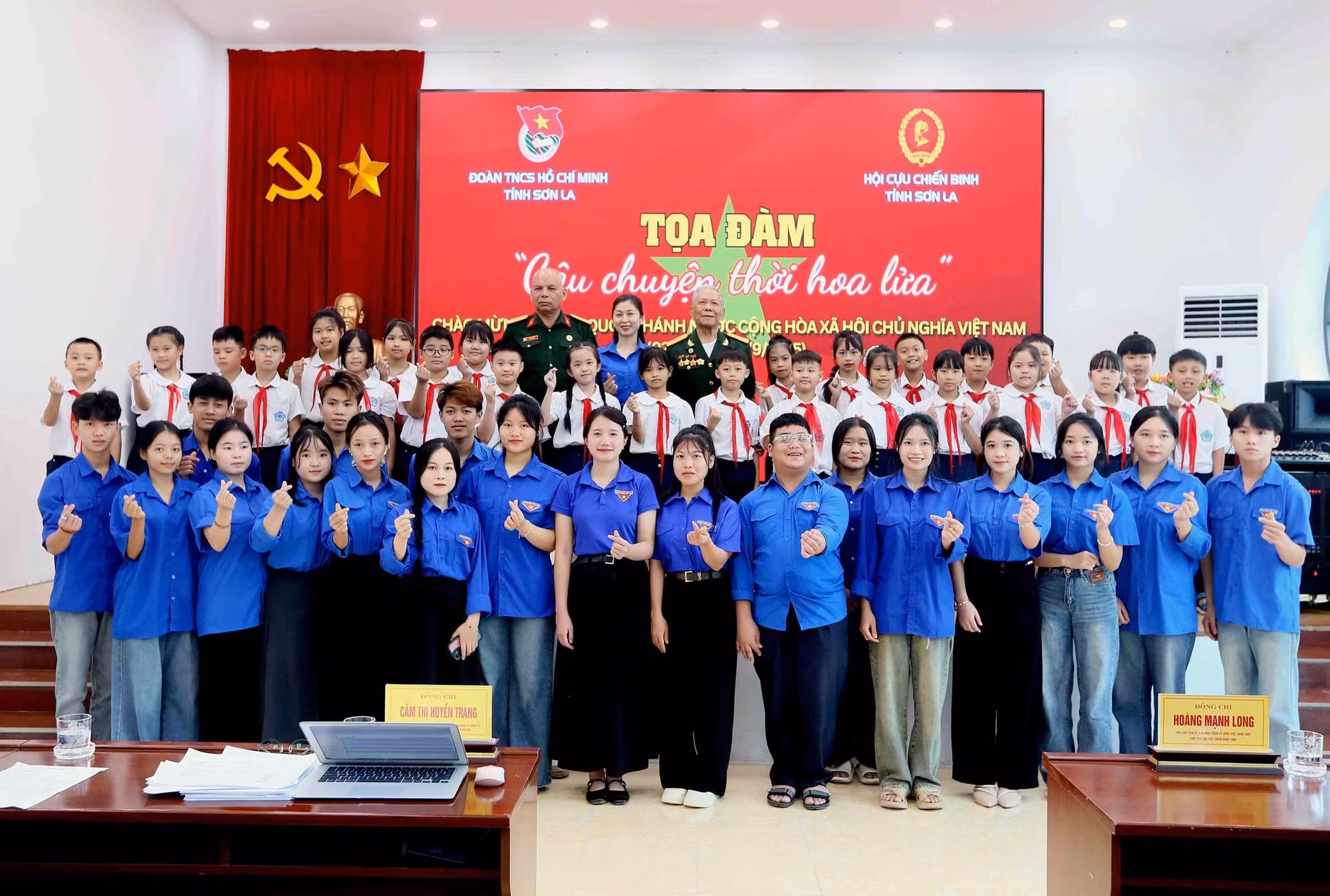Các Cựu chiến binh và lãnh đạo Tỉnh đoàn Sơn La chụp ảnh chung với đoàn viên, thanh niên, sinh viên, các em học sinh, thiếu nhi.