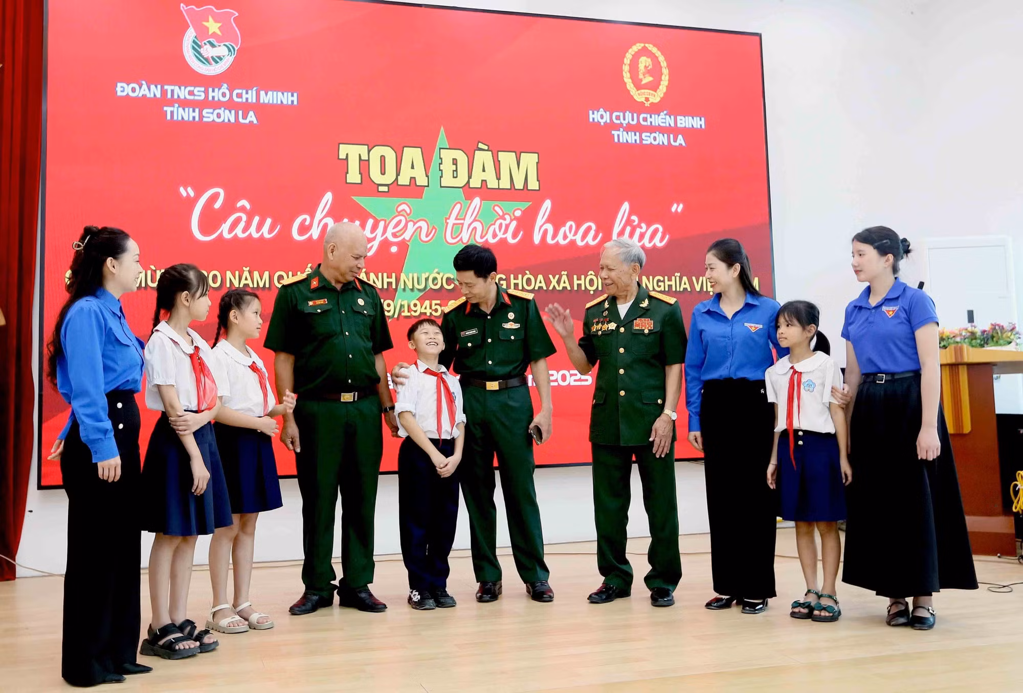 Đại biểu chia sẻ “Câu chuyện thời hoa lửa” cho lãnh đạo Tỉnh đoàn Sơn La và đoàn viên, thanh niên, các em thiếu nhi.