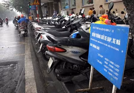 Ngày đầu xử phạt các điểm trông xe trên phố "cấm": Nơi sạch bóng, chỗ "phớt lờ" ảnh 1