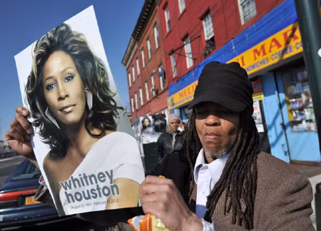 Người dân Mỹ tưởng niệm Whitney Houston ảnh 10