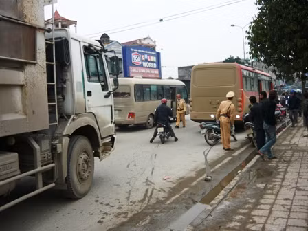 Tài xế ẩu đả nhau, Quốc lộ 1A ách tắc nghiêm trọng ảnh 4