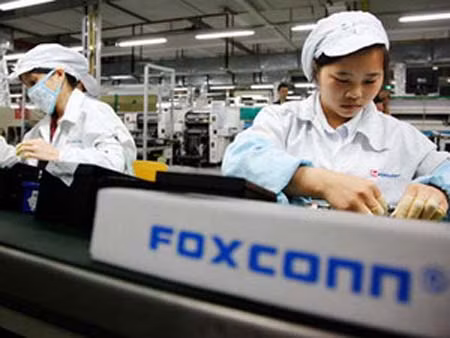 Nhà máy sản xuất iPhone bị điều tra về bóc lột lao động ảnh 1