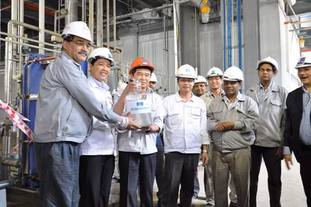 Nhà máy sản xuất nhiên liệu sinh học Bio-Ethanol Dung Quất cho ra dòng sản phẩm đầu tiên ảnh 2