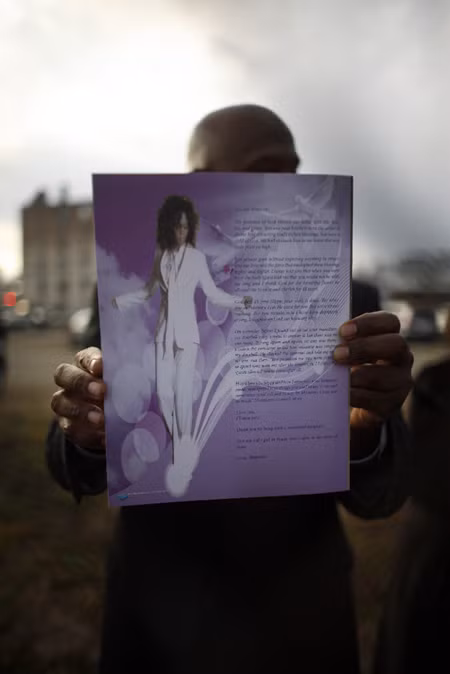 Người dân Mỹ tưởng niệm Whitney Houston ảnh 8