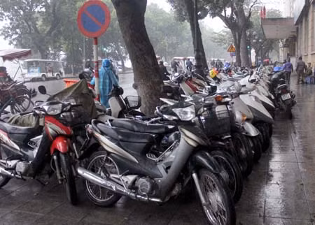 Ngày đầu xử phạt các điểm trông xe trên phố "cấm": Nơi sạch bóng, chỗ "phớt lờ" ảnh 3