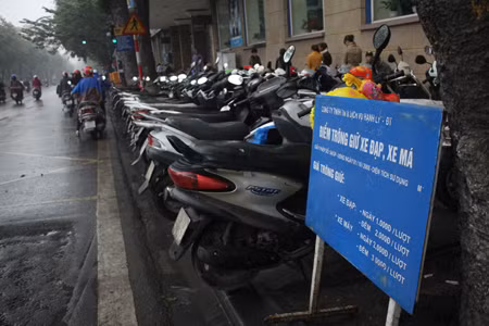 Lệnh cấm đã ban, các điểm trông xe vẫn hoạt động ảnh 1