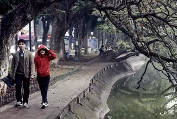 Ấm áp lễ Tình yêu bên Hồ Gươm ảnh 2