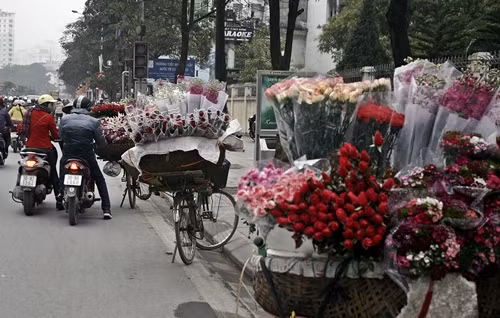 Cổng trường ĐH ngập hoa trong ngày lễ Tình yêu ảnh 1