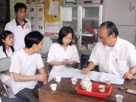 Người thầy thuốc nhân dân hết lòng với dân bản ảnh 1