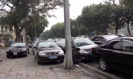 Ngày đầu xử phạt các điểm trông xe trên phố "cấm": Nơi sạch bóng, chỗ "phớt lờ" ảnh 5