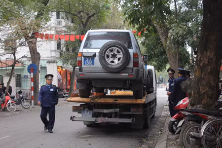 Hà Nội cấm giữ xe trên 262 tuyến phố: Lái xe "méo mặt" ngày đầu xử phạt ảnh 3